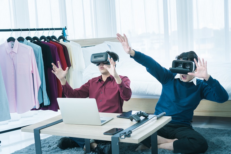 What is Virtual Try-On Technology? 2 men having fun with 3D system