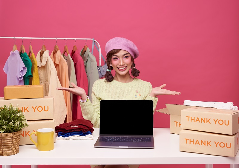 Benefits for Online Saree Retailers Small businesses SME owners woman entrepreneurs working on receipt box and check online orders to prepare to pack the boxes, sell to customers, sme business ideas online.