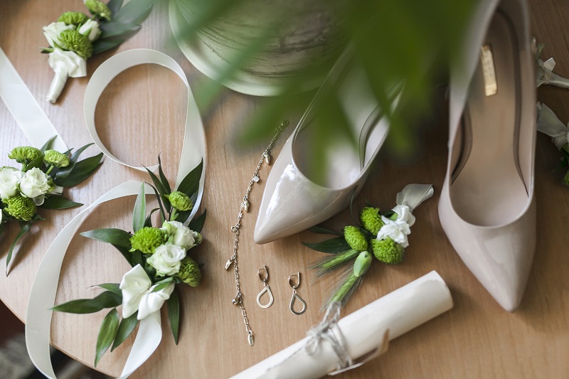 Accessories and Complementary Looks Accessories and Complementary Looks Containing Various Elements